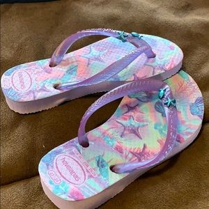 Girls Havaianas Flip flops. Purple sea shell.